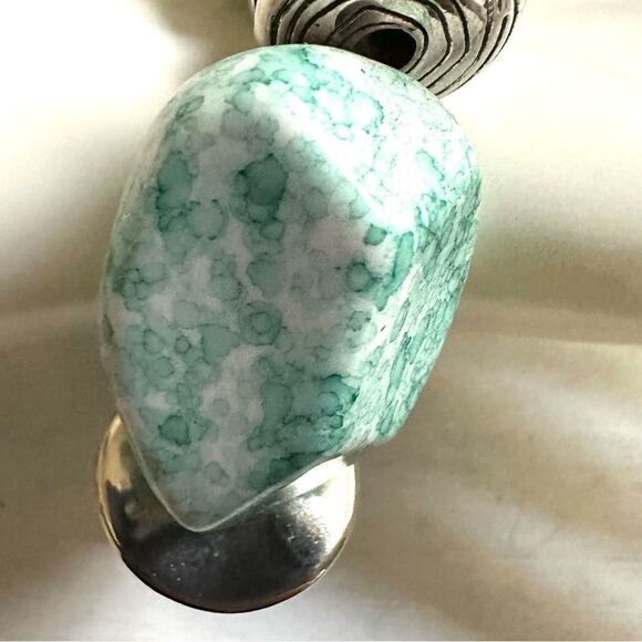 Silver tone green chunky stretchy beaded bracelet - Picture 5 of 6